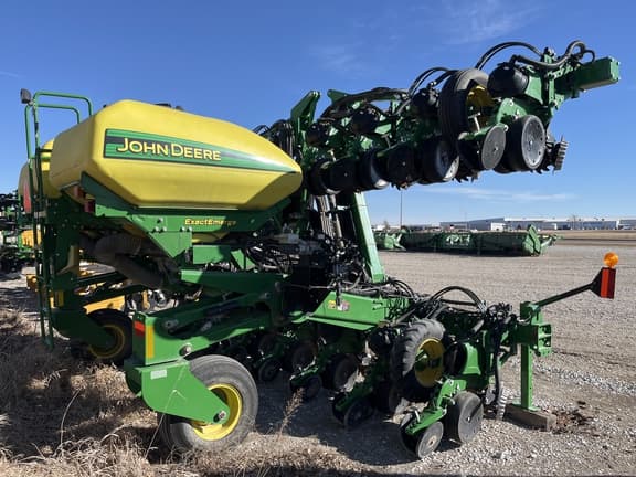 Image of John Deere 1725 equipment image 3