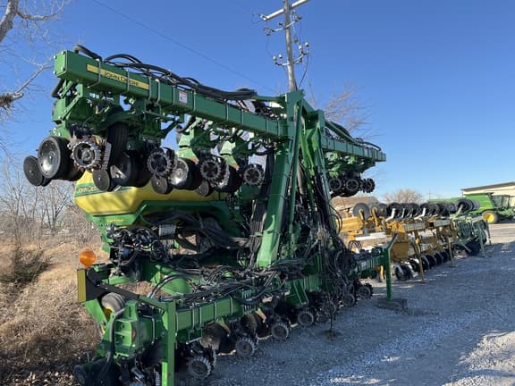 Image of John Deere 1725 Primary image