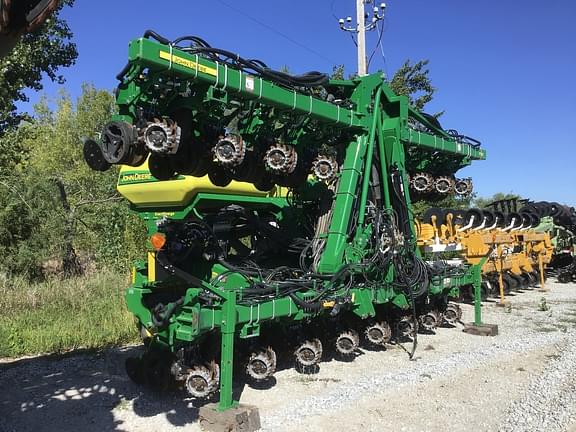 Image of John Deere 1725 Primary image