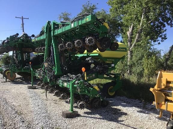 Image of John Deere 1725 equipment image 2