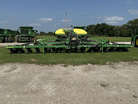 Image of John Deere 1725 equipment image 1