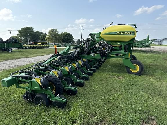 Image of John Deere 1725 equipment image 2