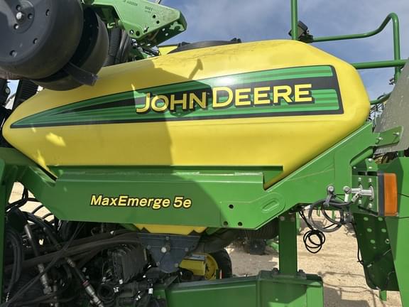 Image of John Deere 1725 equipment image 2