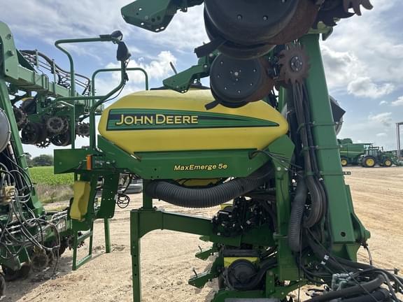 Image of John Deere 1725 equipment image 1