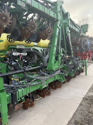 Image of John Deere 1725 equipment image 1