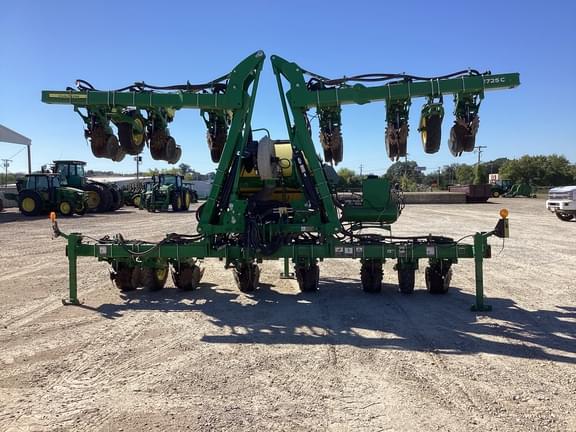 Image of John Deere 1725 equipment image 1