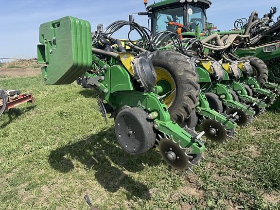 Image of John Deere 1725 equipment image 1