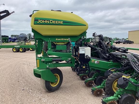 Image of John Deere 1725 equipment image 3