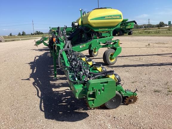 Image of John Deere 1725 equipment image 1