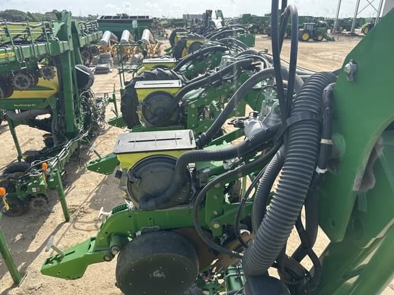 Image of John Deere 1725 equipment image 4