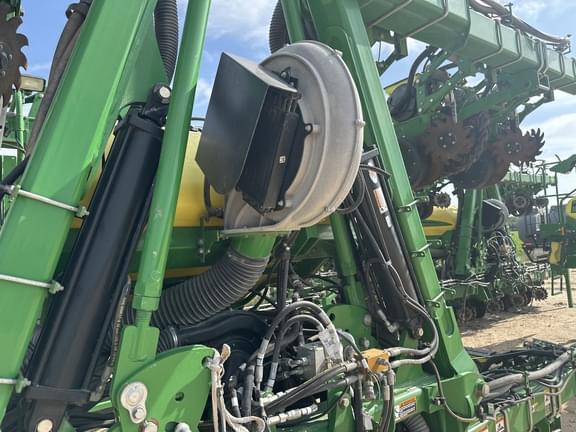 Image of John Deere 1725 equipment image 2