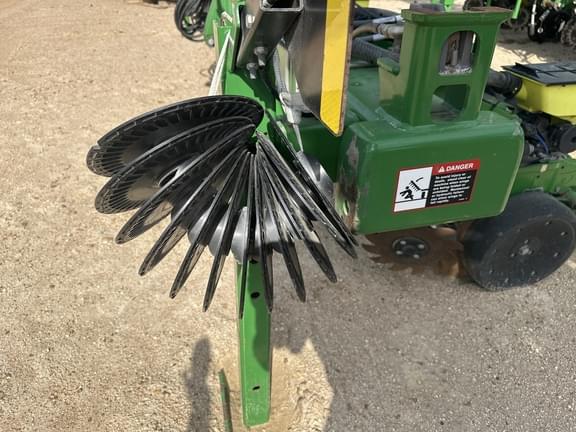 Image of John Deere 1725 equipment image 3