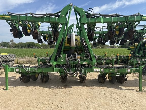 2017 John Deere 1725 Equipment Image0