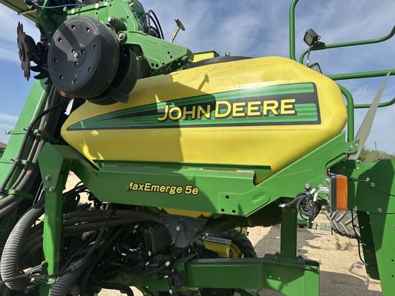 Image of John Deere 1725 equipment image 1