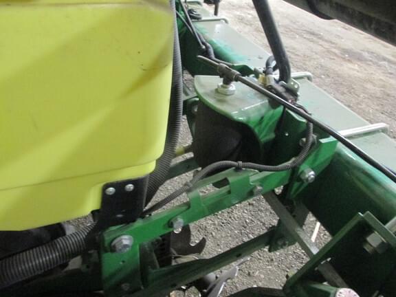 Image of John Deere 1725 equipment image 1