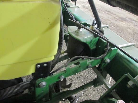 Image of John Deere 1725 equipment image 4
