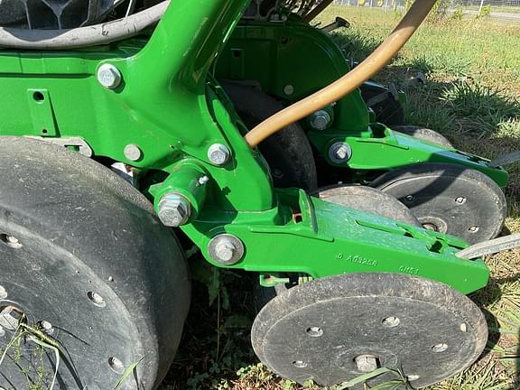 Image of John Deere 1735 equipment image 3