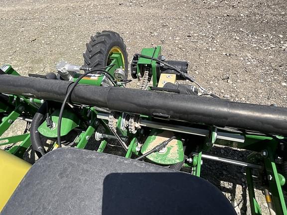 Image of John Deere 1735 equipment image 3