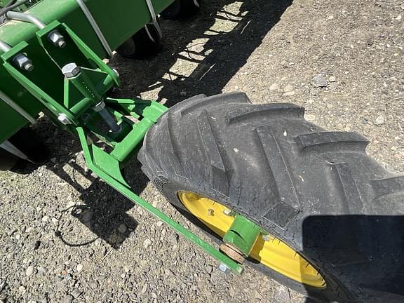 Image of John Deere 1735 equipment image 4