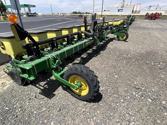 Image of John Deere 1735 equipment image 1