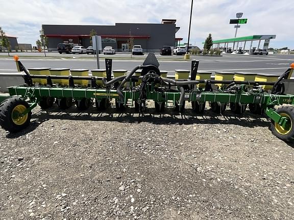 Image of John Deere 1735 equipment image 2
