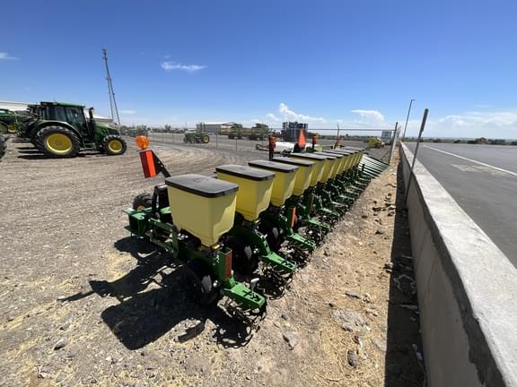 Image of John Deere 1735 equipment image 2
