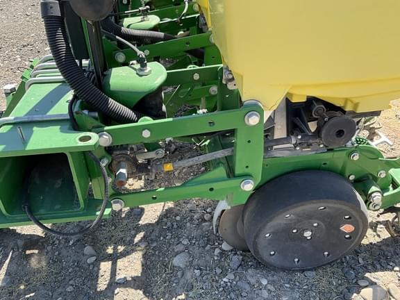 Image of John Deere 1735 Primary image