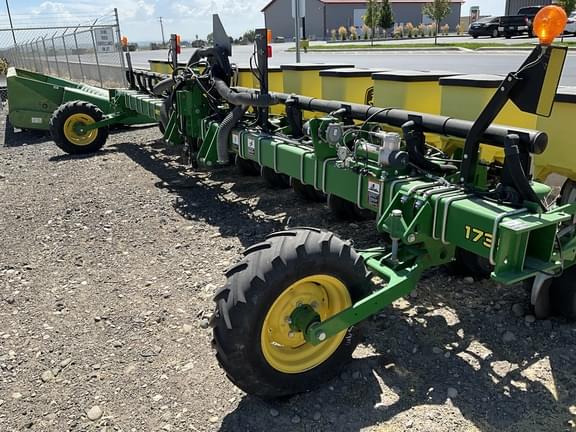 Image of John Deere 1735 equipment image 1