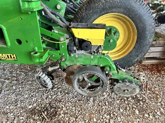 Image of John Deere 1775 equipment image 3