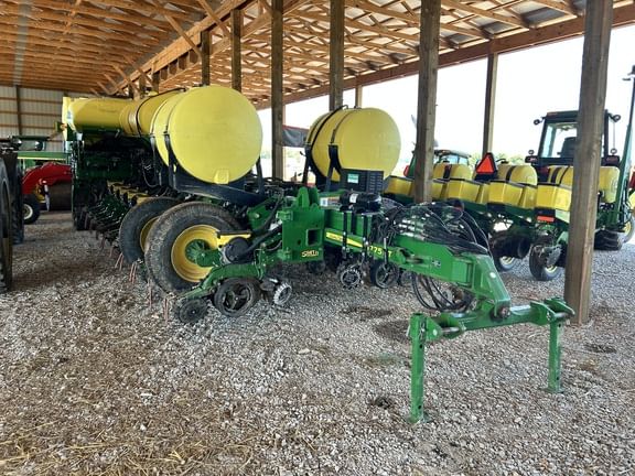 2017 John Deere 1775 Equipment Image0