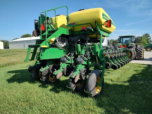 Image of John Deere 1775 equipment image 2