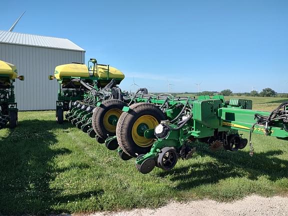 Image of John Deere 1775 equipment image 3