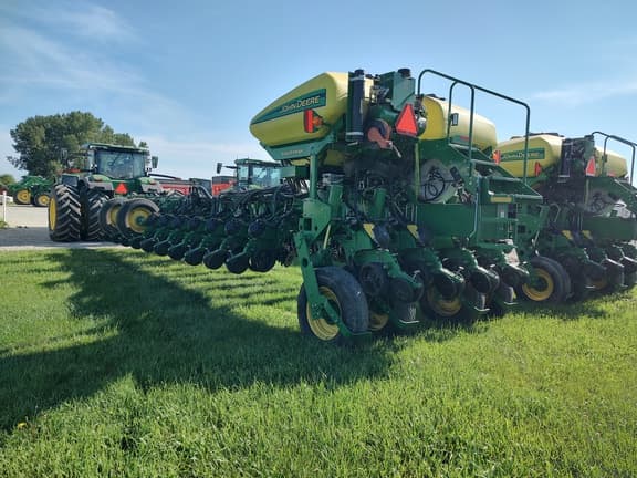 Image of John Deere 1775 equipment image 1