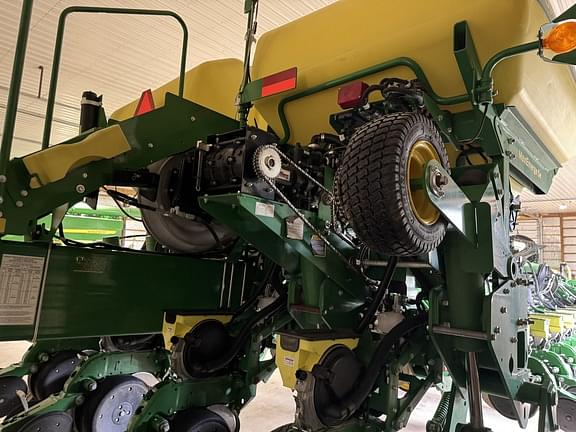 Image of John Deere 1775 equipment image 4