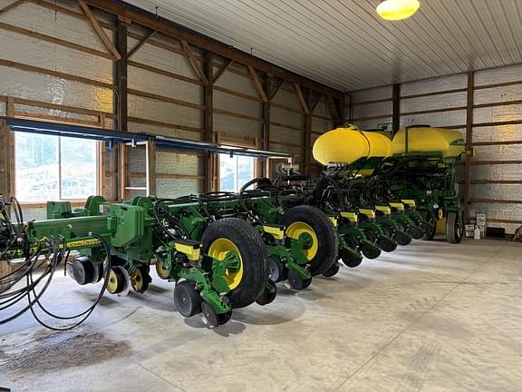 Image of John Deere 1775 equipment image 1