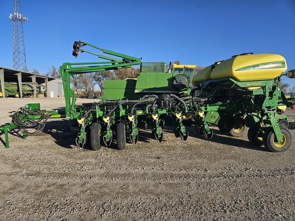 Image of John Deere 1775 equipment image 1