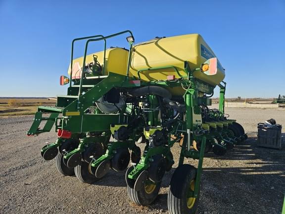 Image of John Deere 1775 equipment image 2