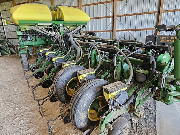 Image of John Deere 1775 equipment image 2