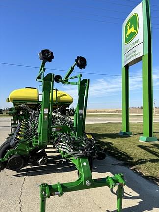 Image of John Deere 1775 equipment image 4