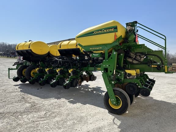 Image of John Deere 1775 equipment image 4