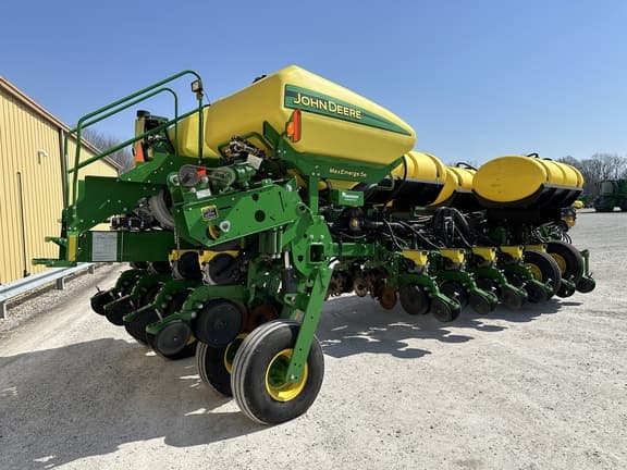 Image of John Deere 1775 equipment image 3