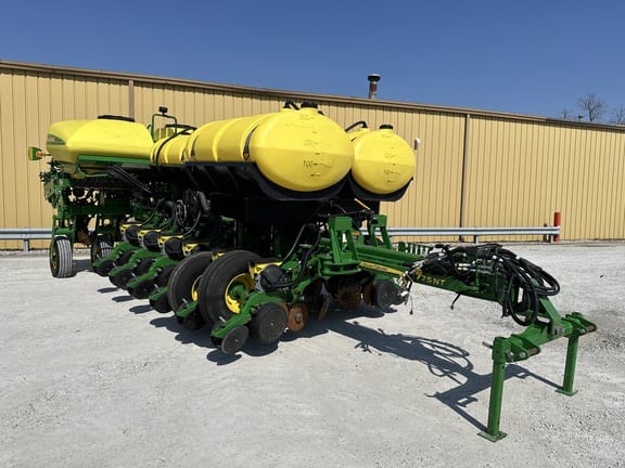 2017 John Deere 1775 Equipment Image0