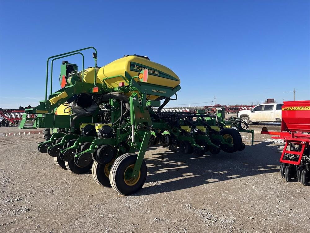 2017 John Deere 1775 Equipment Image0