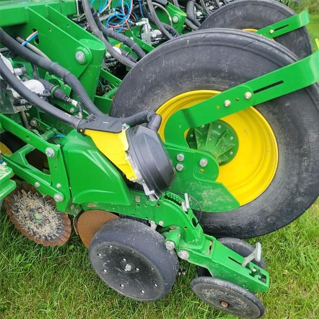 Image of John Deere 1775 equipment image 2