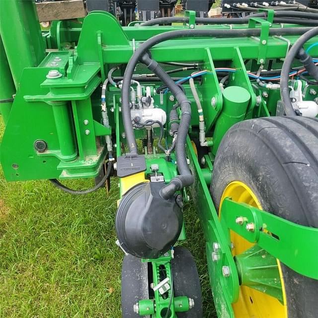 Image of John Deere 1775 equipment image 4