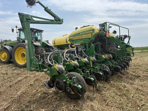 Image of John Deere 1775 equipment image 2