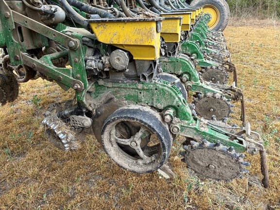 Image of John Deere 1775 equipment image 4