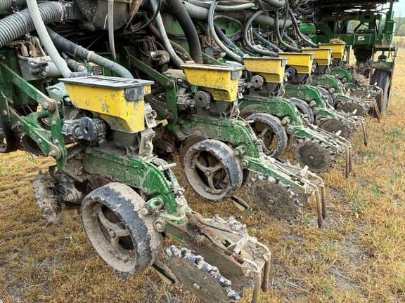 Image of John Deere 1775 equipment image 3