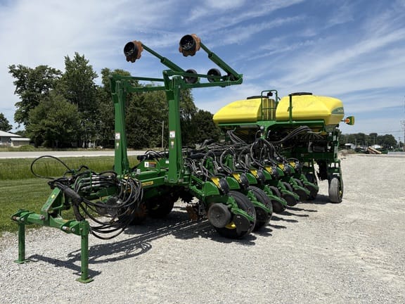 2017 John Deere 1775 Equipment Image0