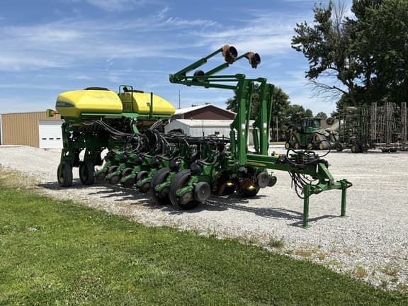 Image of John Deere 1775 equipment image 2